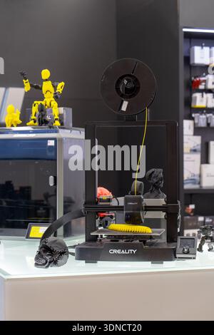 3D-Drucker druckt gelbes Objektmodell. Creality 3D-Druckmaschine. 3D-Druck von Kunststofffäden auf 3D-Drucker. Minsk, Weißrussland - 16. März 2025 Stockfoto