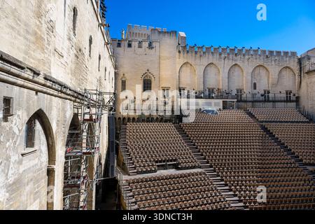 Frankreich, Vaucluse, Avignon, Palais des Papes (Palast der Päpste), die von der UNESCO zum Weltkulturerbe erklärt wurden, der Ehrenhof des Papstpalastes während des Avignon Festivals Stockfoto
