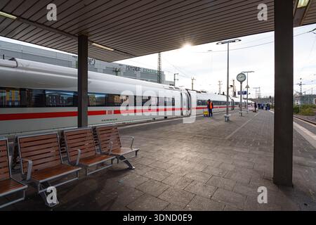 ICE-Hochgeschwindigkeitszug der Deutschen Bahn am Bahnsteig des Düsseldorfer Hauptbahnhofs Stockfoto