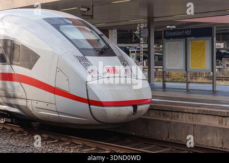 ICE-Hochgeschwindigkeitszug der Deutschen Bahn am Bahnsteig des Düsseldorfer Hauptbahnhofs Stockfoto