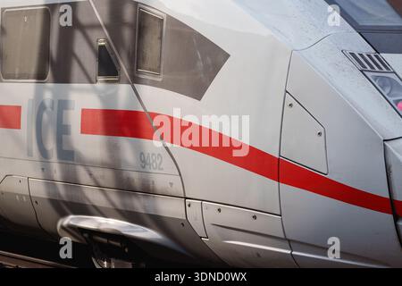 ICE-Hochgeschwindigkeitszug der Deutschen Bahn am Bahnsteig des Düsseldorfer Hauptbahnhofs Stockfoto