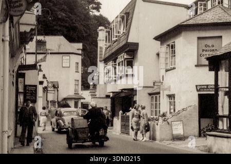 Blick auf die geschäftige Küstenstadt Lynmouth, Devon, England, komplett mit Eisdiele, im Sommer 1952. Dieses Foto wurde ungefähr drei Wochen vor der Überschwemmungskatastrophe in Lynmouth aufgenommen, die sich in der Nacht vom Freitag, den 15. August 1952 ereignete. Stockfoto