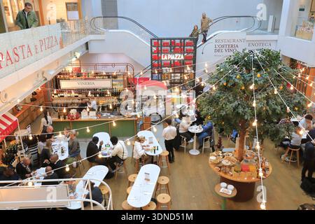Paris (75), Viertel Marais, Rue Sainte-Croix de la Bretonnerie, Eataly (italienische Delikatesse), eröffnet 2019, La Piazza, Sonntag italienischer Brunch Stockfoto