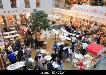 Paris (75), Viertel Marais, Rue Sainte-Croix de la Bretonnerie, Eataly (italienische Delikatesse), eröffnet 2019, La Piazza, Sonntag italienischer Brunch Stockfoto