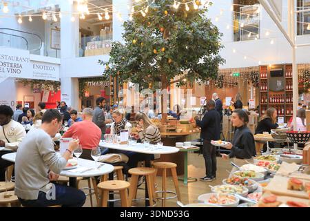 Paris (75), Viertel Marais, Rue Sainte-Croix de la Bretonnerie, Eataly (italienische Delikatesse), eröffnet 2019, La Piazza, Sonntag italienischer Brunch Stockfoto