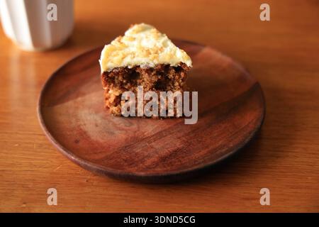 Karottenkuchen und Kaffee Stockfoto