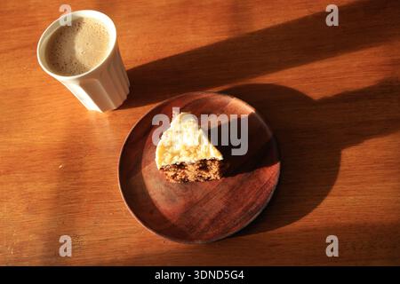 Karottenkuchen und Kaffee Stockfoto