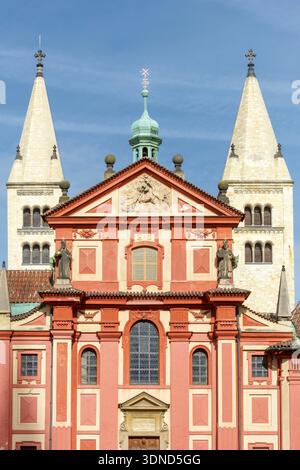 Tschechische Republik, Böhmen, Prag, historisches Zentrum, das von der UNESCO zum Weltkulturerbe erklärt wurde, Bezirk Hradcany, Prager Burg, Basilika St. Georges 1142 im romanischen Stil wiederaufgebaut, Fassade im frühen Barock zwischen 1657 und 1680 umgestaltet, auf dem Giebel ein Hochrelief, das den Drachen tötet, zwei Statuen links Mlada Gründer des Klosters der tschechischen benediktiner und erste Äbtissin dem Kloster, rechts Prinz Vrativ Stockfoto