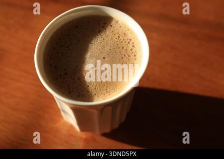 Karottenkuchen und Kaffee Stockfoto