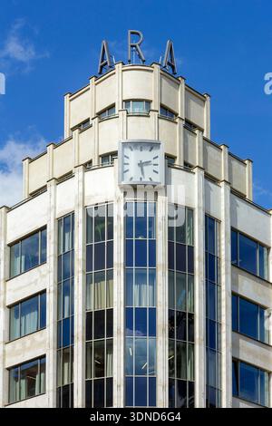 Tschechische Republik, Böhmen, Prag, historisches Zentrum, das von der UNESCO zum Weltkulturerbe erklärt wurde, Stadtteil Staré Mesto, Fassade des Palastes A.R.Ameschelberg (Ara-Palast), erbaut zwischen 1928 und 1931 von den Architekten Milan Babuska und Frantisek Rehak im Art déco-Stil funktionalistischer Stil, dann wurde es zum Einkaufszentrum während des kommunistischen Regimes unter dem Namen Perla, bevor es umgewandelt und in einem Bürogebäude in den Jahren 2000 renoviert und renoviert wurde, das Rijna und Perlova Straßen gelegen war Stockfoto