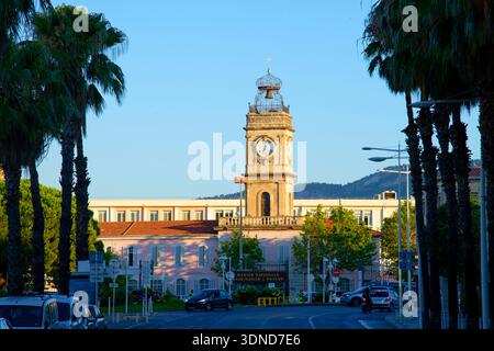 Frankreich, Var, Toulon, Eingang Arsenal auf der Stadtseite und Uhrenturm Stockfoto