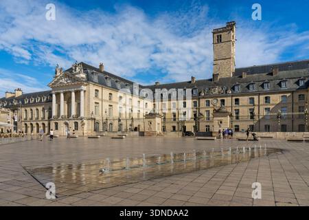 Frankreich, Cote d'Or, Dijon, von der UNESCO zum Weltkulturerbe erklärt, Palast der Herzöge von Burgund auf dem Place de la Libération, gekrönt vom Turm Philippe Le Bon Stockfoto