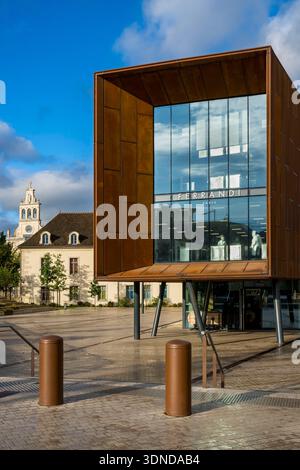 Frankreich, Cote d'Or, Dijon, von der UNESCO zum Weltkulturerbe erklärt, Internationale Stadt für Gastronomie und Wein vom Architekten Anthony Béchu, die leichte Kanone, die die Ferrandi-Schule beherbergt, im Hintergrund die große Kapelle des ehemaligen allgemeinen Krankenhauses Stockfoto