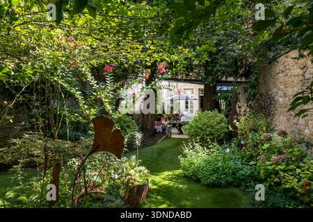 Frankreich, Cote d'Or, Dijon, von der UNESCO zum Weltkulturerbe erklärt, Le Chat qui Pense Restaurant im ehemaligen Hotel Monge aus dem 17. Jahrhundert, Gartenseite Stockfoto