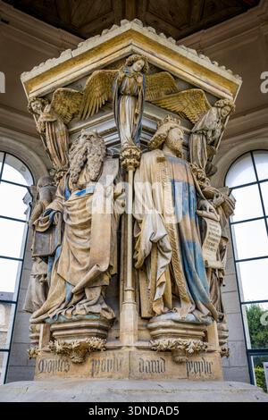 Frankreich, Cote d'Or, Dijon, von der UNESCO zum Weltkulturerbe erklärt, Chartreuse de Champmol, der Brunnen von Moses von 1395 bis 1405, ein Meisterwerk des flämischen Bildhauers Claus Sluter, Überreste eines Kalvariums in der Mitte des großen Kreuzgangs, links die Statue des Propheten Moses mit den Gesetztafeln und von König David auf der rechten Seite Stockfoto