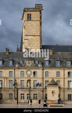 Frankreich, Cote d'Or, Dijon, von der UNESCO zum Weltkulturerbe erklärt, Palast der Herzöge von Burgund auf dem Place de la Libération, gekrönt vom Turm Philippe Le Bon Stockfoto