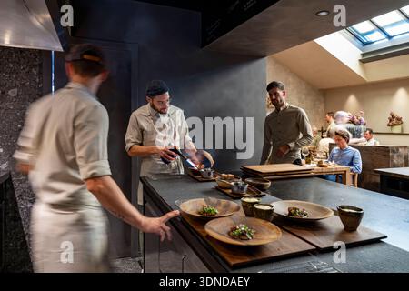 Frankreich, Cote d'Or, Dijon, von der UNESCO zum Weltkulturerbe erklärt, Cibo Restaurant von Michelin-Sternekoch Angelo Ferrigno, hier in seiner Küche Stockfoto