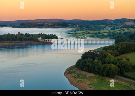 Frankreich, Nievre, regionaler Naturpark Morvan, Chaumard, See Pannecière, Staudamm Pannecière (aus der Vogelperspektive) Stockfoto