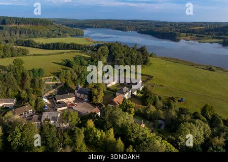 Frankreich, Nievre, regionaler Naturpark Morvan, See Saint-Agnan und Dorf Saint-Agnan (aus der Vogelperspektive) Stockfoto