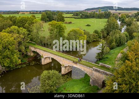 Frankreich, Cote d'Or, Toutry, Wanderer über die alte Eisenbahnbrücke über den Fluss Serein (aus der Vogelperspektive) Stockfoto