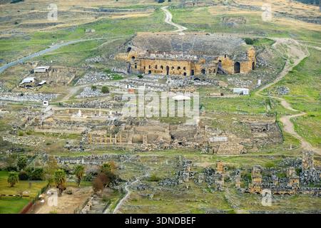 Türkei, Ägäis, Provinz Denizli, Amphitheater der antiken Stadt Hierapolis auf der Spitze des Pamukkale Hügels (Baumwollschloss) (aus der Vogelperspektive) Stockfoto