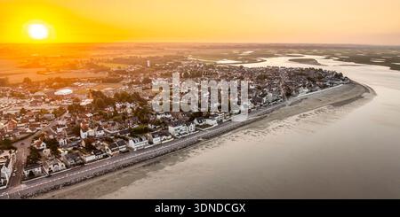 Frankreich, Somme, Baie de Somme, Le Crotoy, Sonnenaufgang über Les Tourelles, Villen der Belle Epoque und Strand (aus der Vogelperspektive) Stockfoto