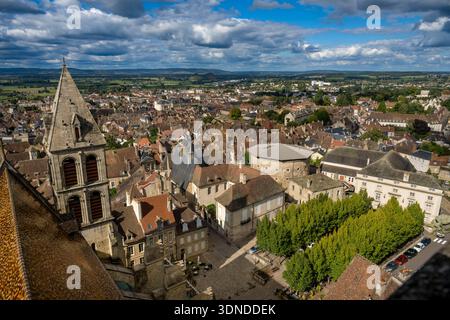 Frankreich, Saone et Loire, Autun, das heutige Rolin-Museum auf der linken Seite wird auf die beiden benachbarten Gebäude erweitert, die an den Place Saint-Louis Grenzen: Das kreisförmige Gefängnis aus dem 19. Jahrhundert und das ehemalige Justizpalais auf der rechten Seite Stockfoto