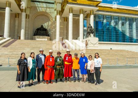 Mongolei, Ulan Bator, Mongolei, Ulan Bator, Sukhbaatar-Platz, Regierungspalast, mongolische Familie in festlicher Kleidung, die fotografiert wird Stockfoto