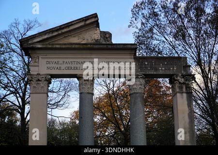 Überreste der historischen Säulen von Antonius und Faustina Tempel sind eine Sehenswürdigkeit auf den Wanderwegen durch den Park Villa Borghese in Rom Stockfoto
