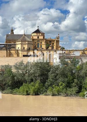 Blick auf die Moschee-Kathedrale oder Mezquita-Kathedrale über den Fluss Guadalquivir in Córdoba, Andalusien, Spanien, April 2024 Stockfoto