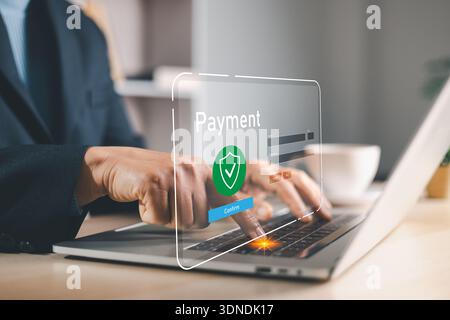 Geschäftsmann, der auf einem Laptop mit sicherer Zahlungsüberlagerung und Schild-Symbol schreibt, bestätigt die Online-Kauftransaktion für E-Commerce-Kauf, Fintech banki Stockfoto