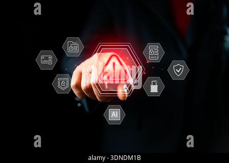 Konzept Cyber-Risiko- und Sicherheitswarnung für Datenschutz und Compliance, Geschäftsmann drückt rotes Warndreiecksymbol mit sechseckiger Schnittstelle, Schloss, Stockfoto