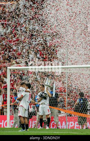 Die Spieler des Sevilla FC feiern ihren Pokalsieg 2007 auf dem Spielfeld in Madrid, Spanien, der von einem Sturm aus weißem und rotem Konfetti überschwemmt wird. Stockfoto