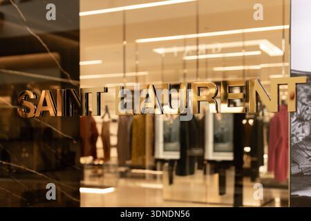 Singapur - 11. Januar 2026: Das Saint Laurent-Geschäft in Singapur zeigt seine stilvolle Innenausstattung und die Ausstellung von Designerkleidung. Käufer durchsuchen die Seite Stockfoto