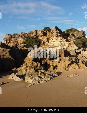 Felsige Klippen und Sandstrand in Chiclana de la Frontera, Cádiz, Andalusien, Spanien Stockfoto