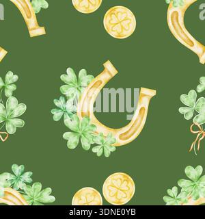 Große goldene Hufeisen mit grünen Schamrock-Details auf dunkelgrünen Tönen, nahtloses Clipart-Muster mit Aquarell, handgezeichnet für St. Patricks Day Verwendung in Heimtextilien, Tapeten, Verpackung Stockfoto