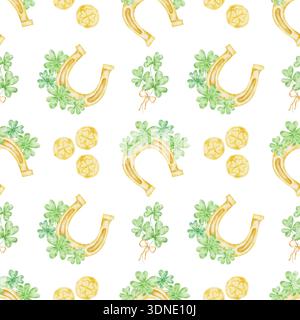 Goldene Hufeisen, grüne Kleebrücke und Münzakzente in sich wiederholendem Layout, nahtlose Aquarellabbildungen, handgezeichnet für St. Patricks Day Designs für Textilien, Verpackungen, Einladungen, Partys Stockfoto