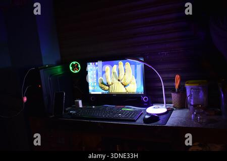 Der Desktop-Bildschirm im dunklen Raum Stockfoto