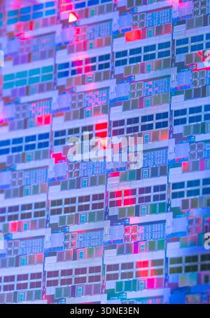 Silizium-Wafer mit Mikrochips, die in der Elektronik für die Herstellung von integrierten Schaltungen verwendet werden Stockfoto