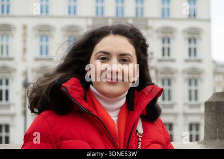 Porträt einer Frau mittleren Alters in roter Winterjacke. Stockfoto