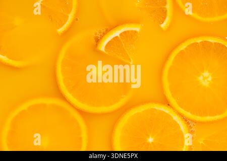 Abstrakter Hintergrund der mit Saft bedeckten Orangenscheiben Stockfoto