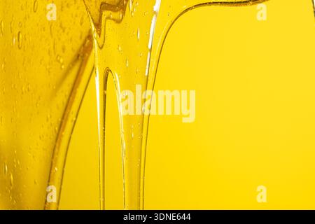 Abstrakter gelber Hintergrund mit viskoser Honigtextur Stockfoto