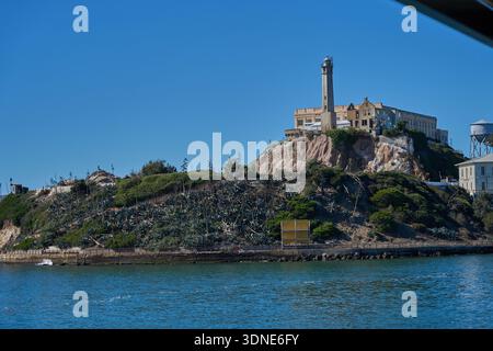 San Francisco, USA - 28. Oktober 2025 - Ruinen und Leuchtturm von Alcatraz Island unter einem klaren blauen Himmel Stockfoto