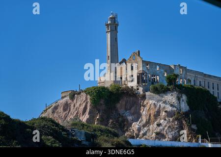 San Francisco, USA - 28. Oktober 2025 - Ruinen und Leuchtturm von Alcatraz Island unter einem klaren blauen Himmel Stockfoto