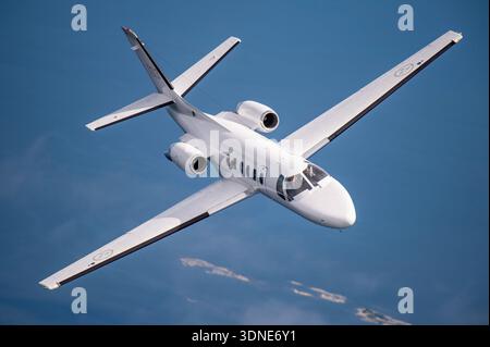 Die Cessna 550 Citation Bravo, registriert SE‑RMI, ist ein zweimotoriger Leichtjet der schwedischen Luftwaffe Historic Flight aus der Luft-Luft-Nahsicht. Er wurde als leichter Executive Jet mit zwei Pratt & Whitney Canada PW530A Turbofan-Motoren konzipiert und verfügt über einen niedrigen Flügel, eine Druckkabine und Sitzplätze für Besatzung und Passagiere. Dieses Flugzeug unterstützt den historischen Flugbetrieb und trägt Swedish Classic Jets Displaymarkierungen, während es seine aerodynamische Form und sein Flugprofil demonstriert. Stockfoto