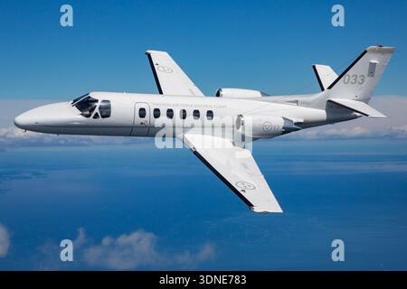 Nahaufnahme einer schwedischen Luftwaffe Cessna 550 Citation Bravo, Registrierung SE-RMI, alternative Seriennummer 1033003, Militärcode 17-033, Seriennummer 550-0284/243, durchgeführt von Swedish Air Force Historic Flight, Air-to-Air. Dieser zweimotorige leichte Business-Jet verfügt über Pratt & Whitney Canada JT15D Turbofan-Motoren, eine niedrige Flügelkonfiguration, eine druckbeaufschlagte Kabine und ein einziehbares Fahrwerk. Das Bild betont Pilotenperspektive, Formationsflug und operative Leistung während der Swedish Classic Jets 2024. Stockfoto