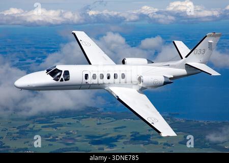 Nahaufnahme einer schwedischen Luftwaffe Cessna 550 Citation Bravo, Registrierung SE-RMI, alternative Seriennummer 1033003, Militärcode 17-033, Seriennummer 550-0284/243, durchgeführt von Swedish Air Force Historic Flight, Air-to-Air. Der zweimotorige leichte Business-Jet verfügt über Pratt & Whitney Canada JT15D Turbolüfter, eine niedrige Flügelkonfiguration, eine druckbeaufschlagte Kabine, ein einziehbares Fahrwerk und fortschrittliche Avionik. Das Bild betont Pilotenperspektive, Formationsflug und operative Leistung während der Swedish Classic Jets 2024. Stockfoto