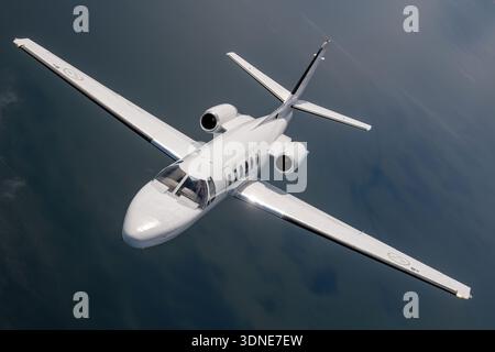 Diese Nahaufnahme der Schwedischen Classic Jets 2024 zeigt die schwedische Luftwaffe Cessna 550 Citation Bravo, Kennzeichen SE‑RMI mit alternativer Seriennummer 1033003, Militärcode 17‑033, weitere Marken 17 und Serie 550‑0284/243, geflogen von Swedish Air Force Historic Flight. Das Business Jet mit zwei Turbofan-Turbofan und Tiefflügel bietet effiziente Kreuzfahrt und flexible Transportmöglichkeiten für historische Luftfahrzeugdemonstrationen. Stockfoto