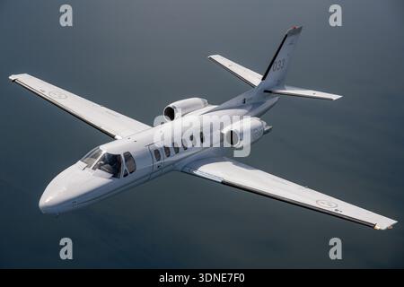 In diesem Nahaufnahme der Luftwaffe bei Swedish Classic Jets 2024 wird die schwedische Luftwaffe Cessna 550 Citation Bravo, Kennzeichen SE‑RMI mit alternativer Seriennummer 1033003, Militärcode 17‑033, weitere Marken 17 und Serie 550‑0284/243, betrieben von Swedish Air Force Historic Flight, erfasst. Der leichte Business Jet mit zwei Turbofan-Motoren, Tiefflügel und T-Tail wird im dynamischen Flug gezeigt. Stockfoto