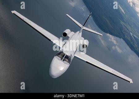 Dieses Bild von Swedish Classic Jets 2024 zeigt eine schwedische Luftwaffe Cessna 550 Citation Bravo, Eintragungsnummer SE‑RMI mit alternativer Seriennummer 1033003, Militärcode 17‑033, weitere Marken 17 und Seriennummer 550‑0284/243, in Nahaufnahmen von Piloten und Luftfahrzeugen. Das leichte Business-Jet mit zwei Turbofan-Motoren, Tiefflügel und T-Tail wird von Swedish Air Force Historic Flight für Transport- und Demonstrationsflüge betrieben. Stockfoto